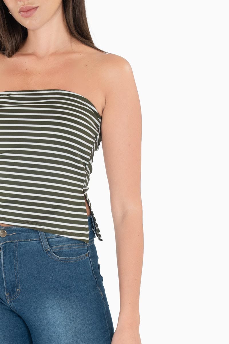 Blusa strapless de rayas con abertura