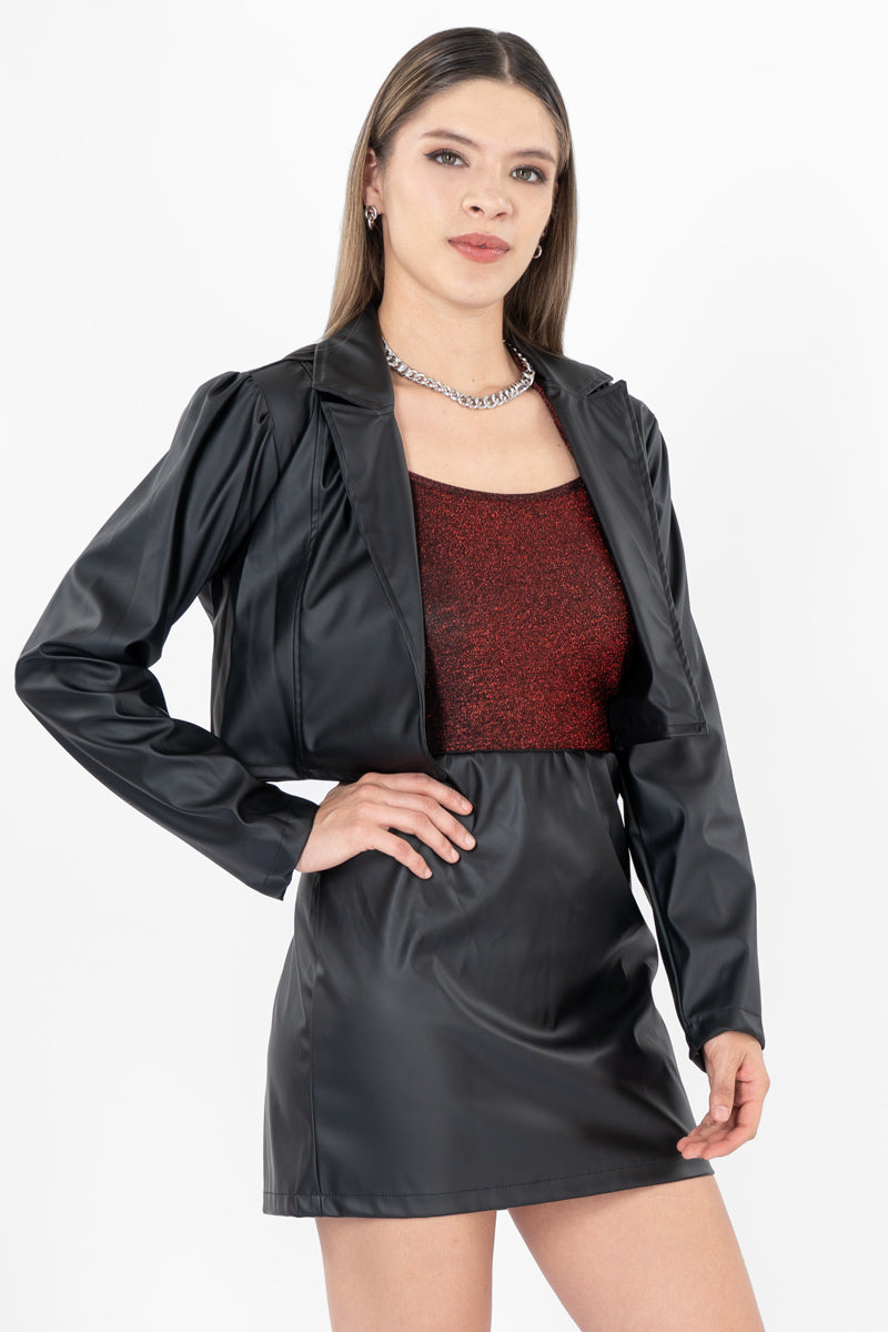 Saco corto de vinipiel y cuello tipo solapa