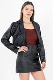 Saco corto de vinipiel y cuello tipo solapa