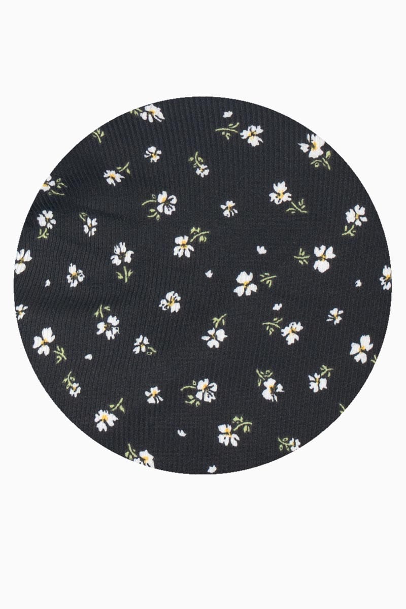 Playera floral sin manga y botones