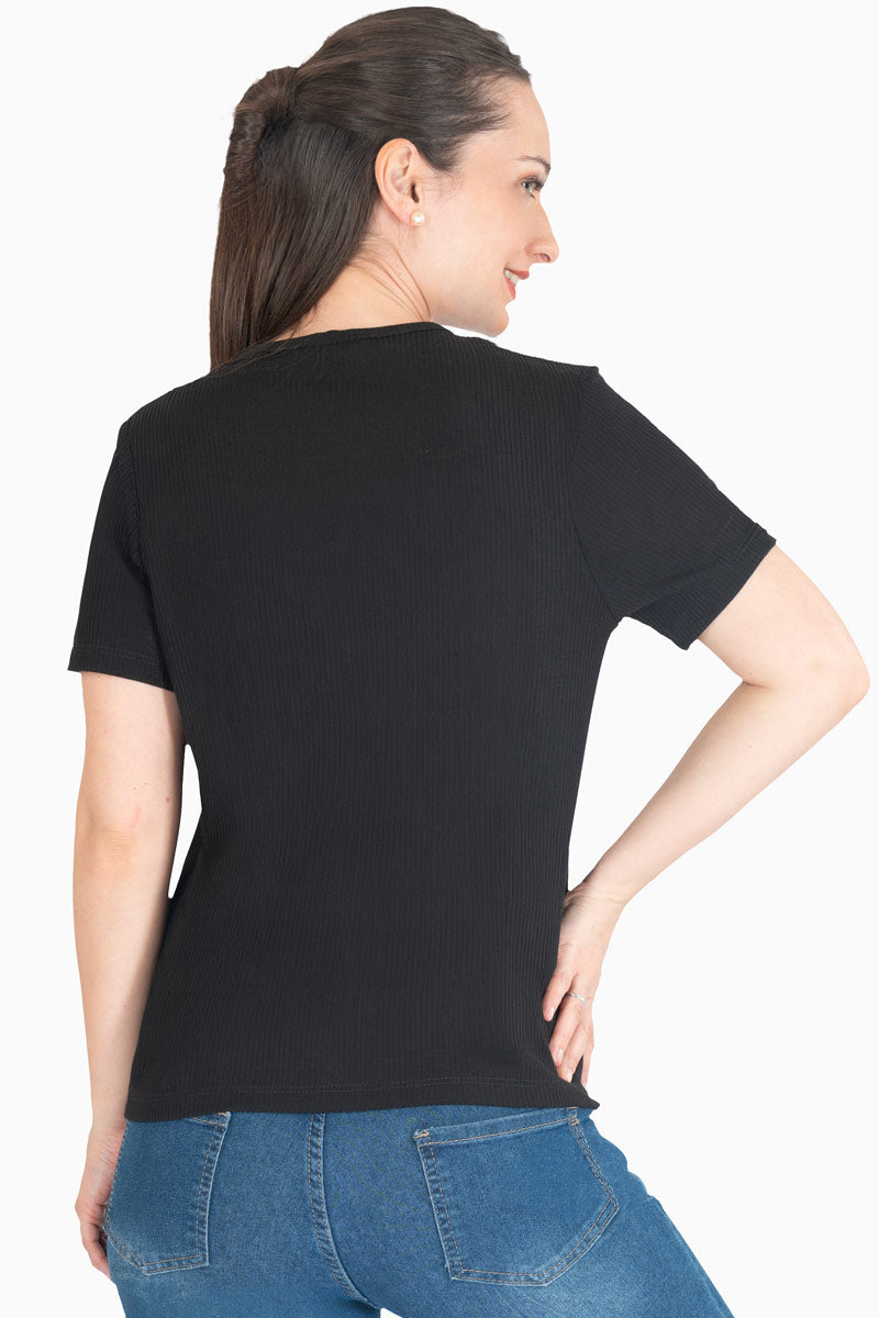Playera escote v con broche