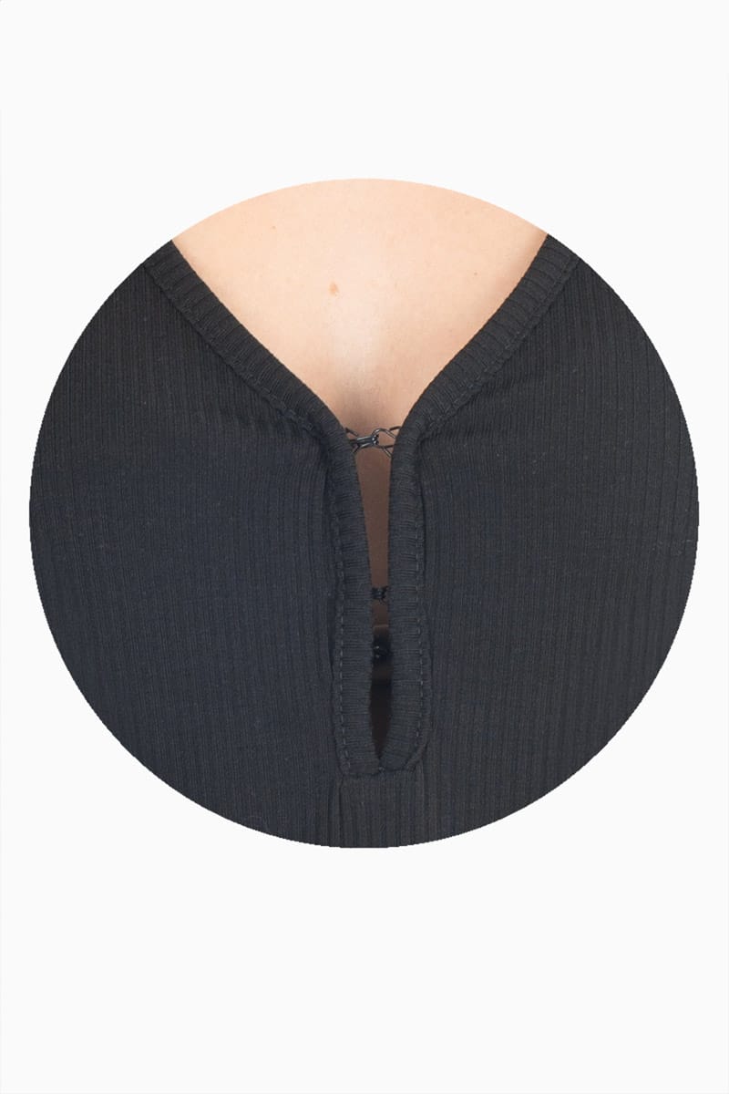 Playera escote v con broche