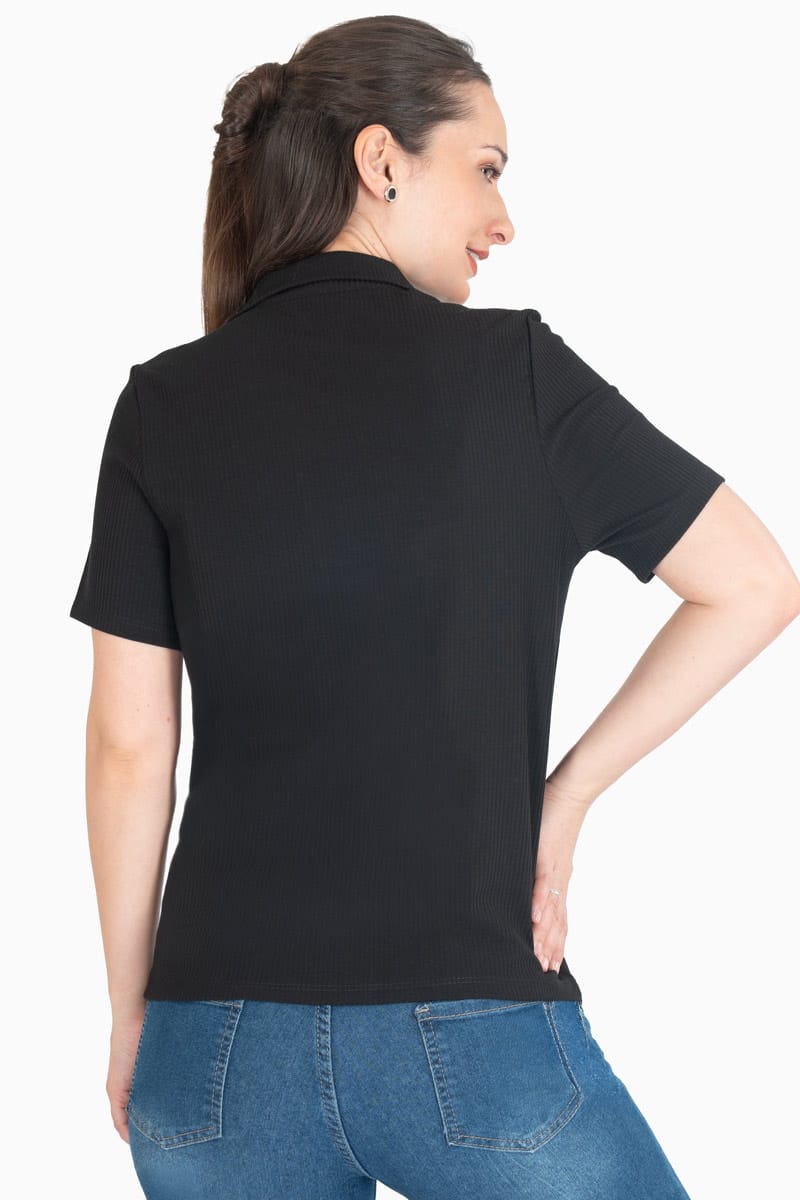 Playera manga corta tipo polo con cierre
