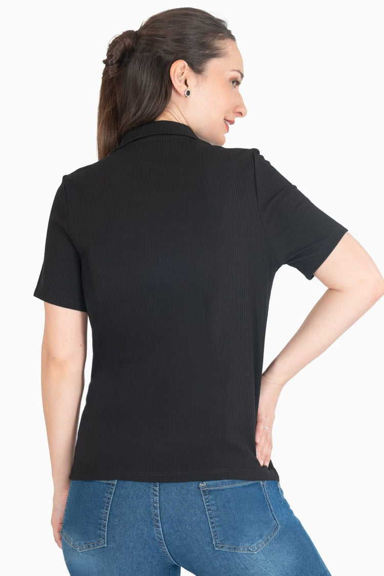 Playera manga corta tipo polo con cierre