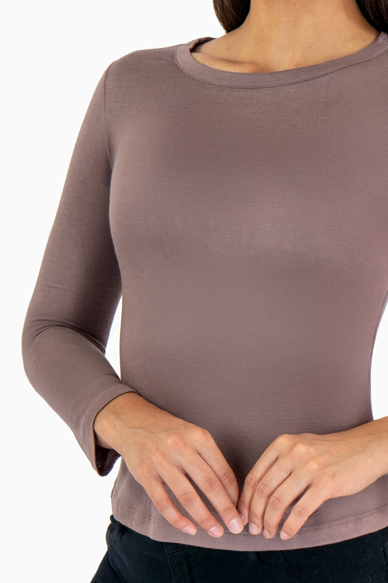 Playera lisa manga larga y cuello redondo
