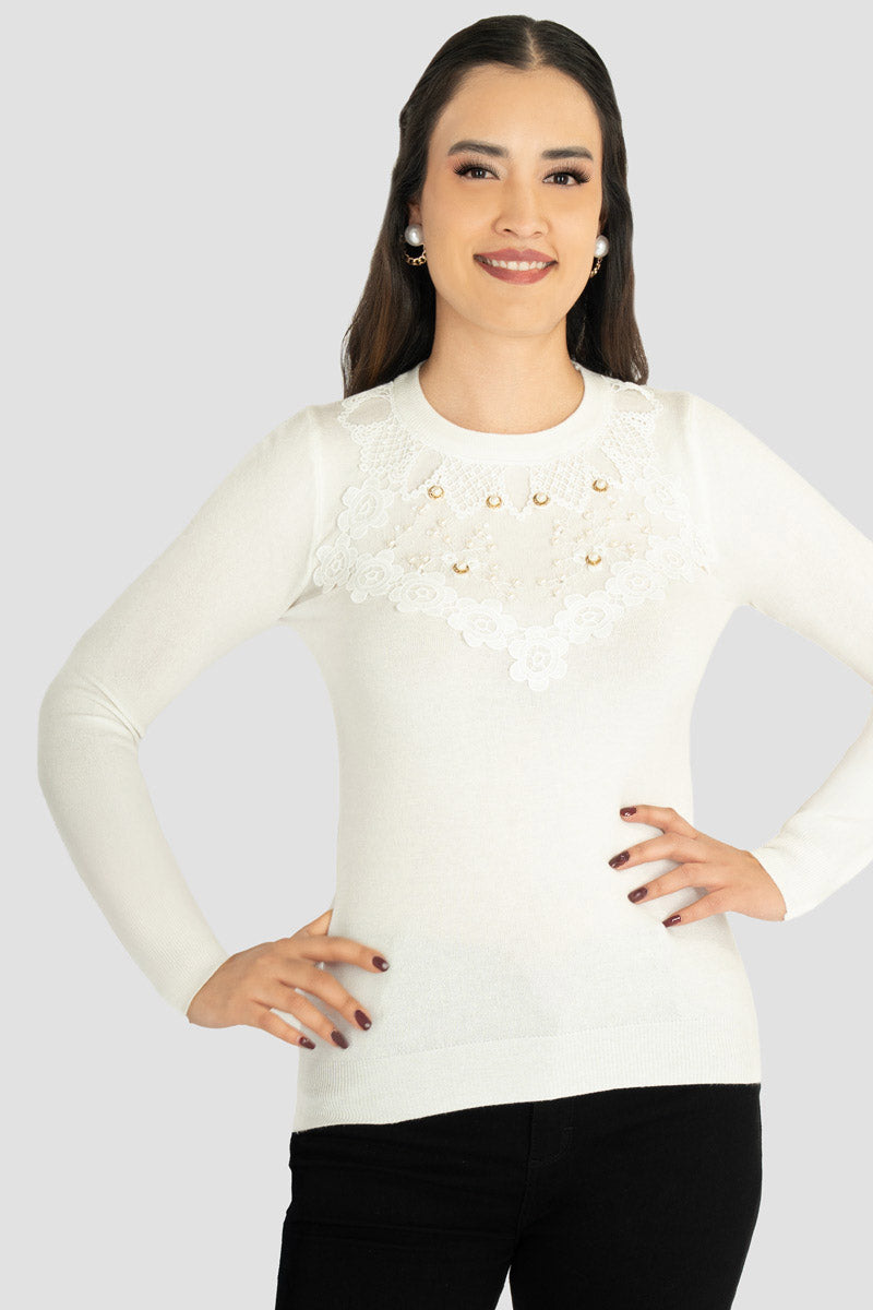 Suéter escote con aplicación de crochet y perlas