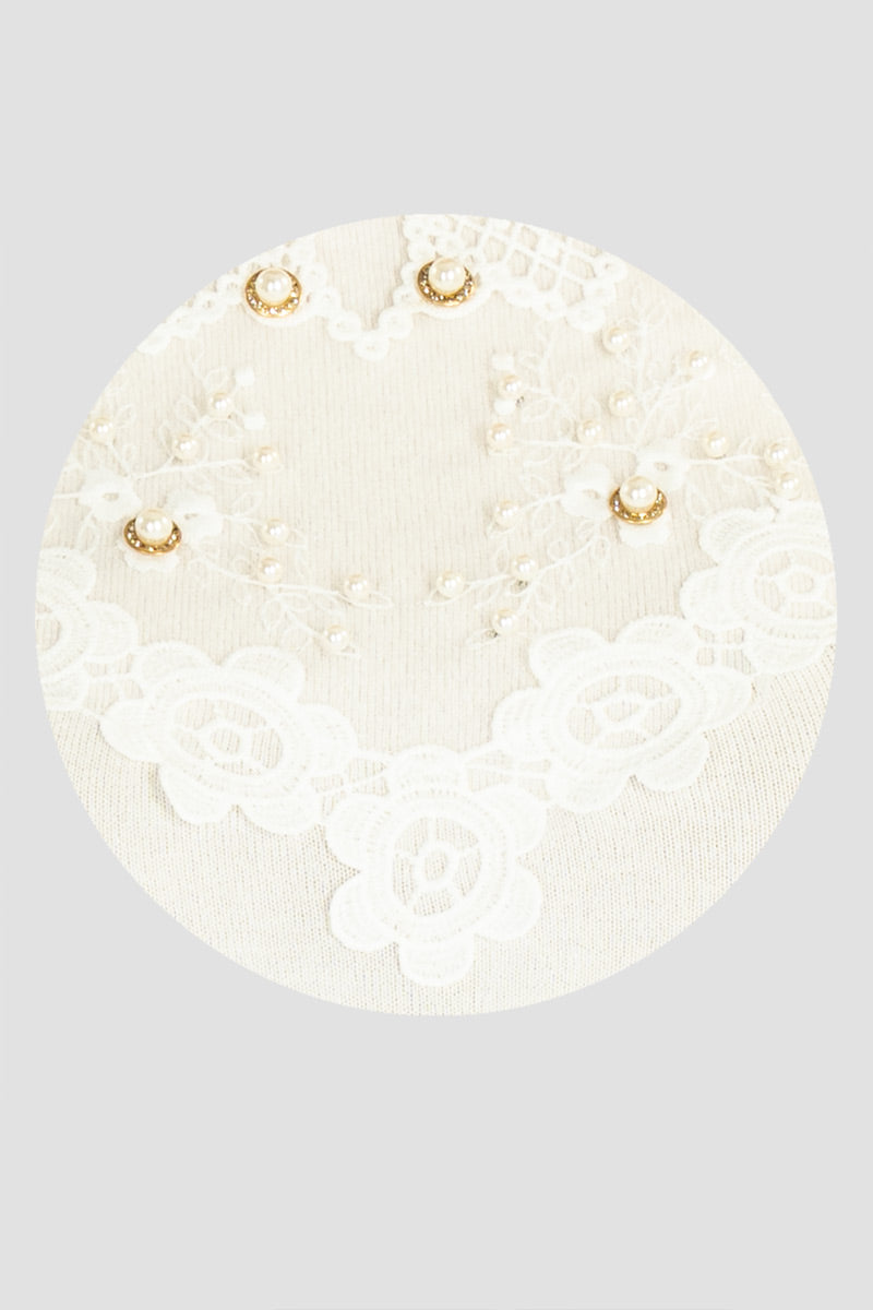 Suéter escote con aplicación de crochet y perlas