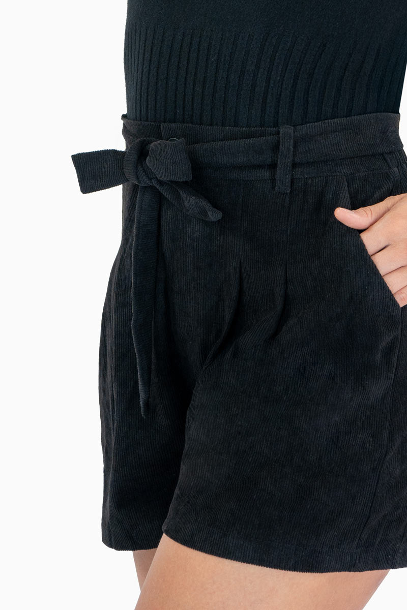 Short con bolsas y cinto