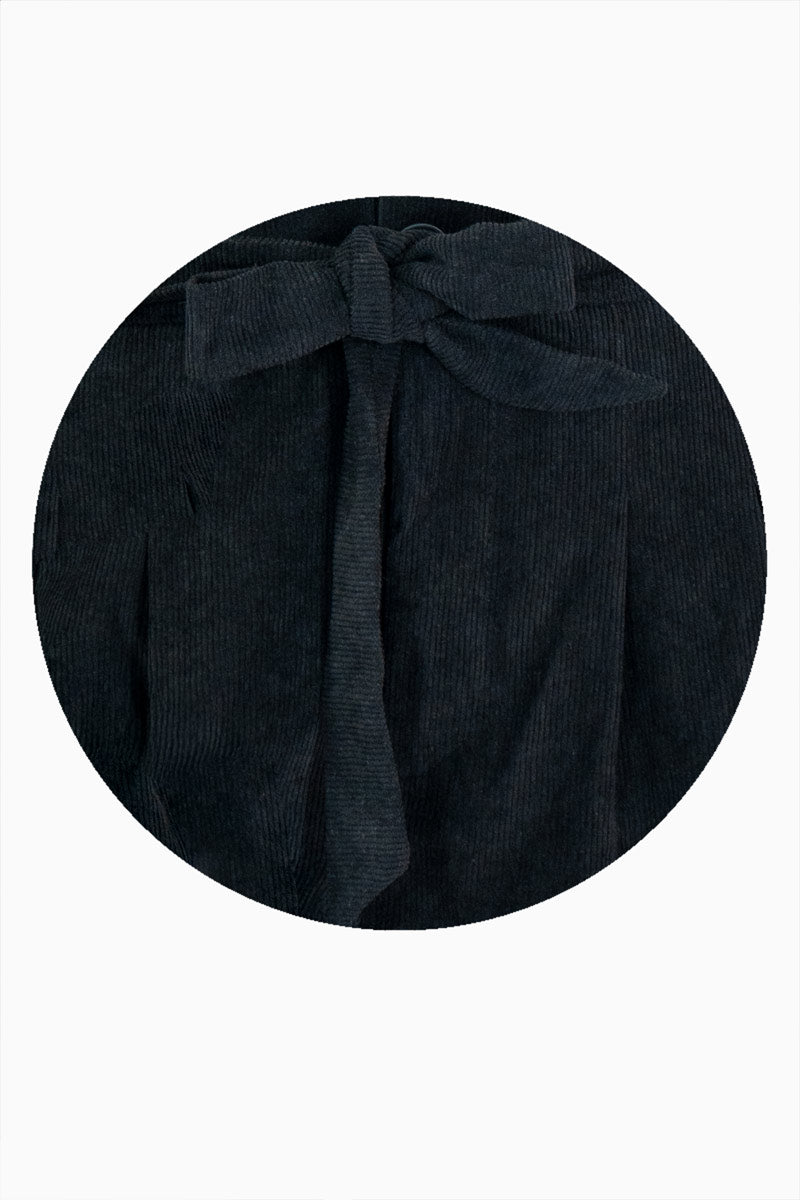 Short con bolsas y cinto