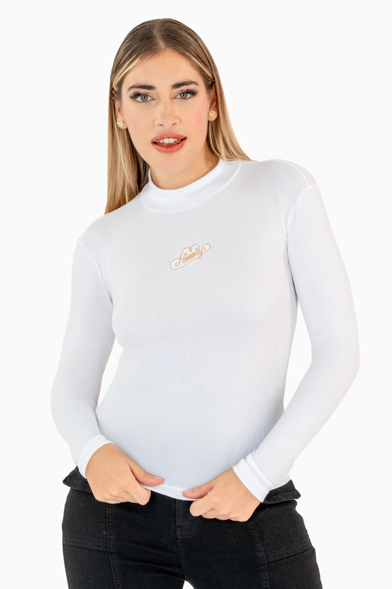 Playera manga larga con bordado en pecho