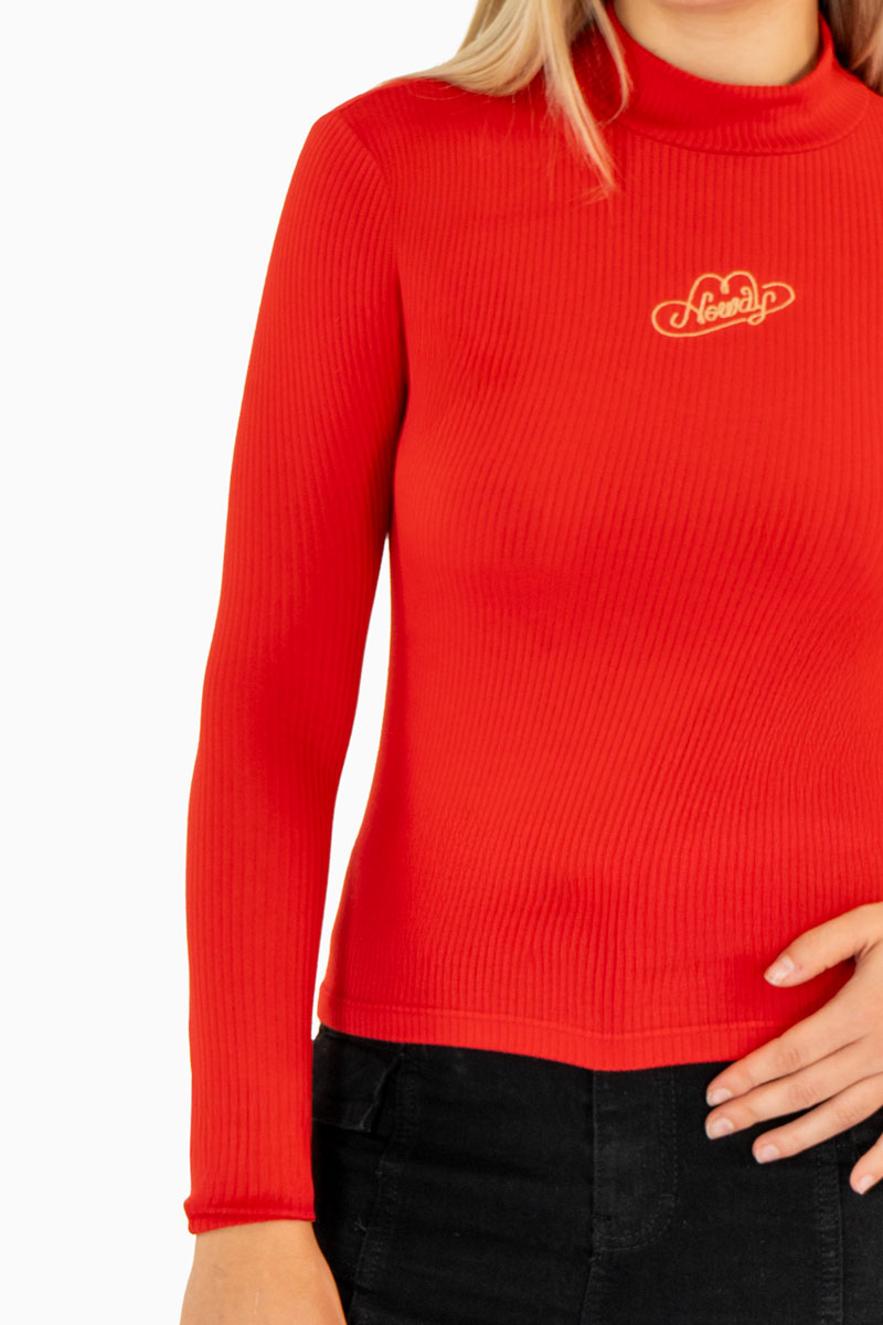 Playera manga larga con bordado en pecho