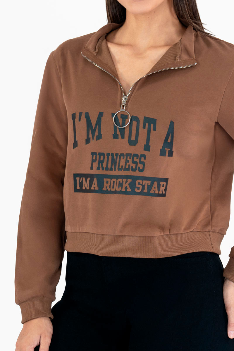 Sudadera con cierre y estampado en pecho