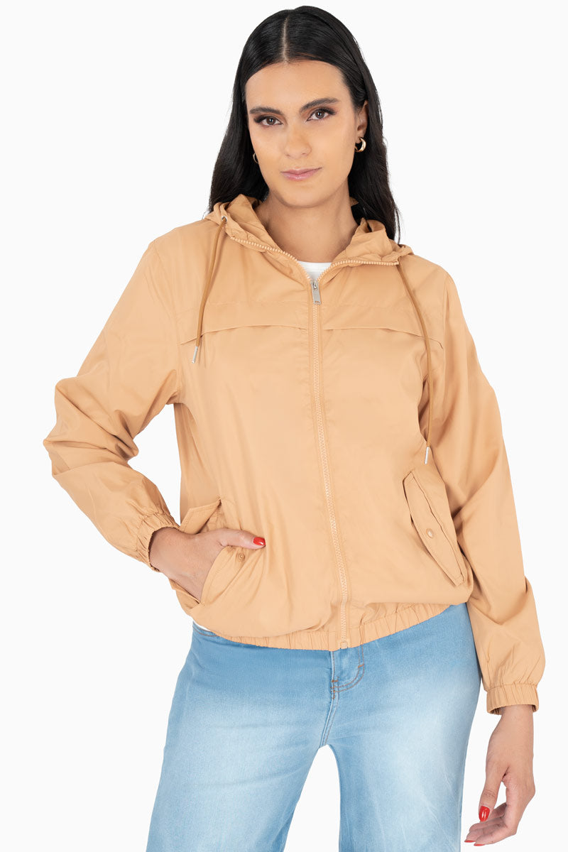 Chamarra rompevientos con bolsas y capucha