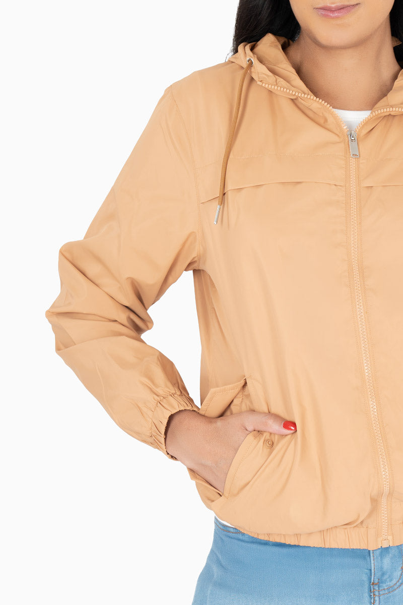 Chamarra rompevientos con bolsas y capucha