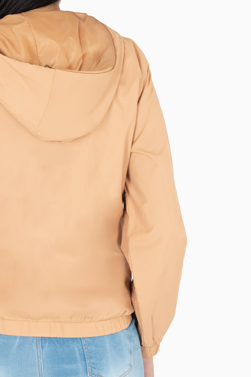 Chamarra rompevientos con bolsas y capucha