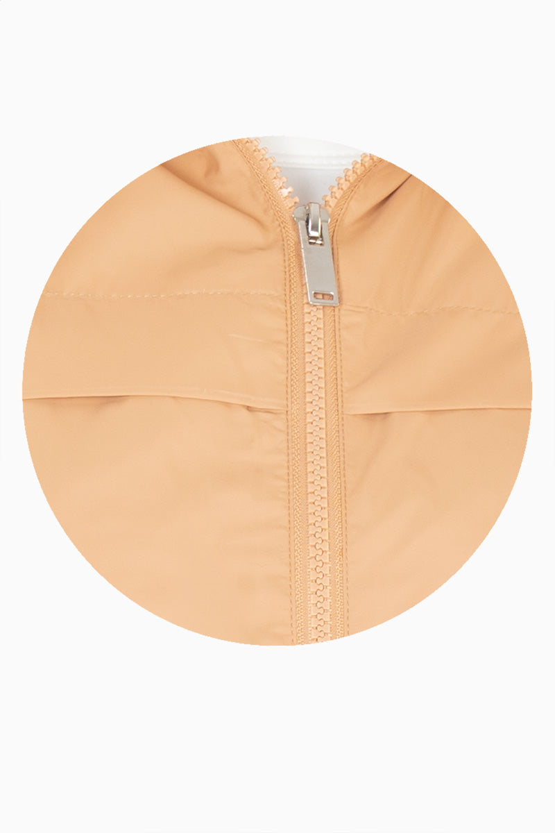 Chamarra rompevientos con bolsas y capucha