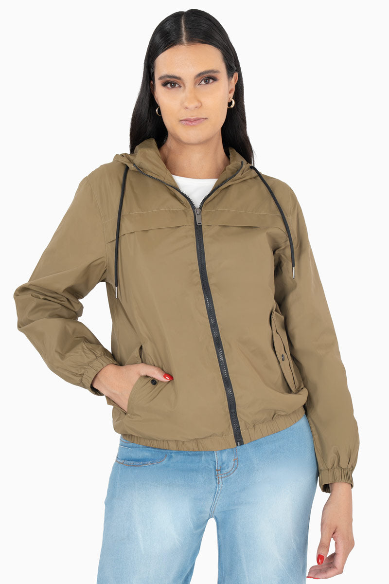 Chamarra rompevientos con bolsas y capucha