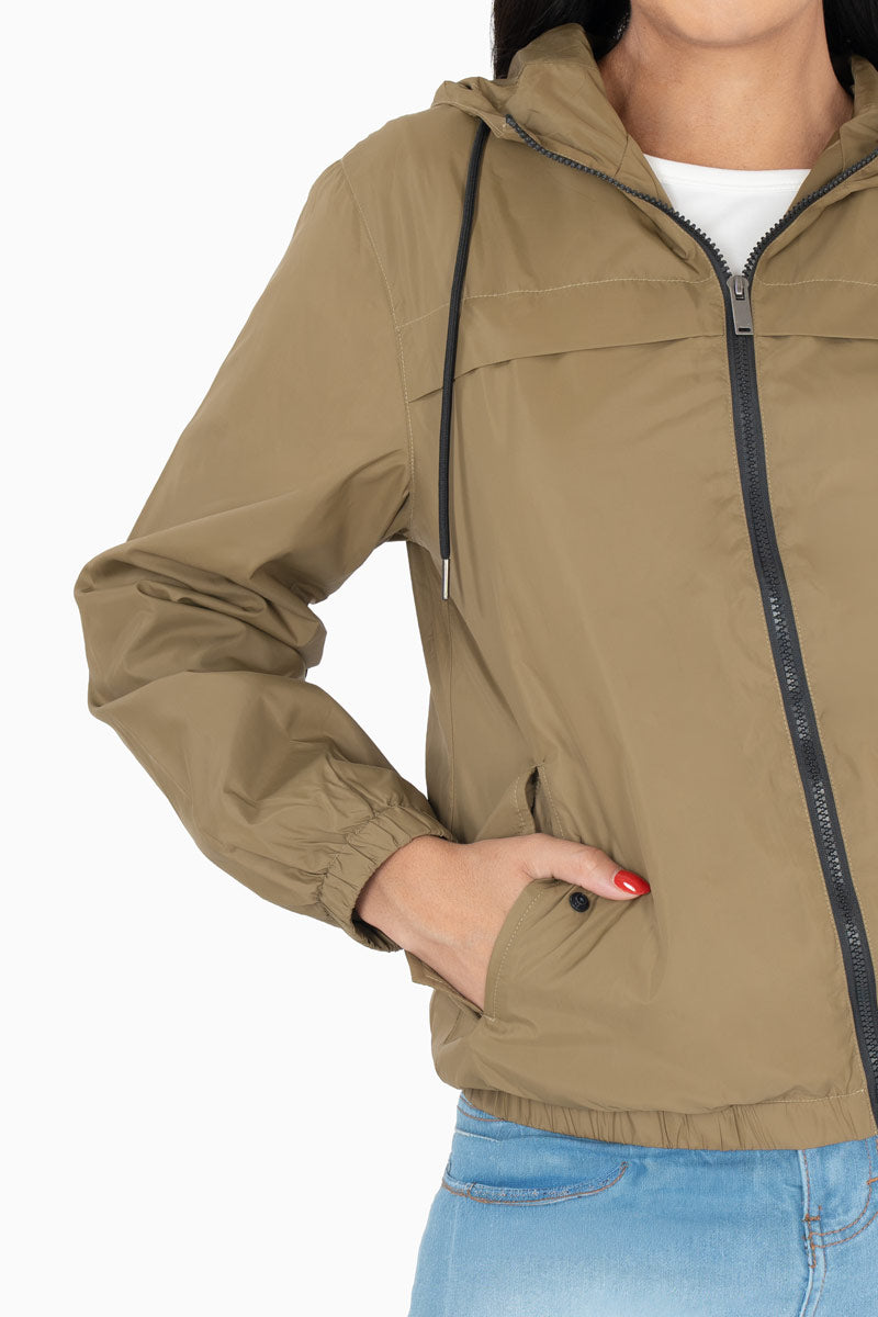 Chamarra rompevientos con bolsas y capucha