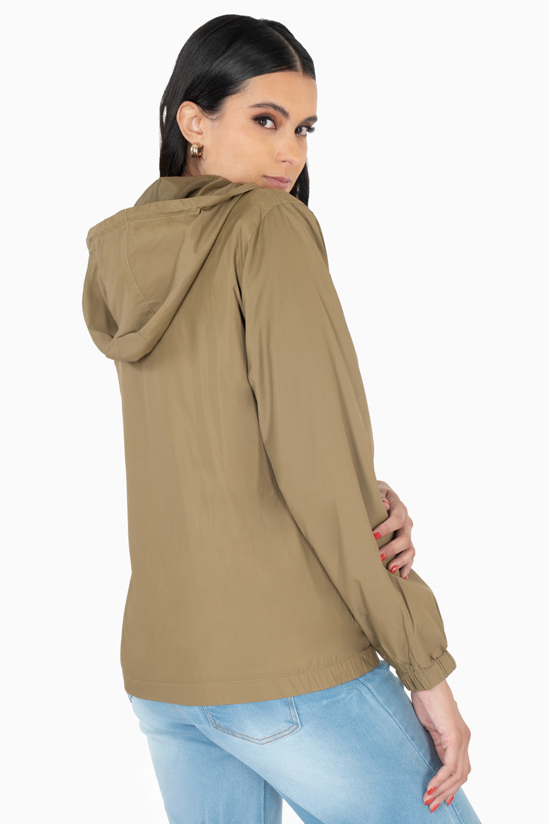 Chamarra rompevientos con bolsas y capucha