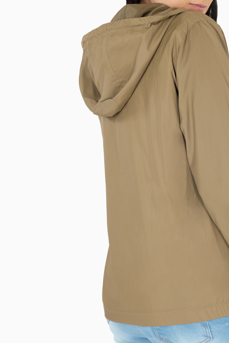 Chamarra rompevientos con bolsas y capucha