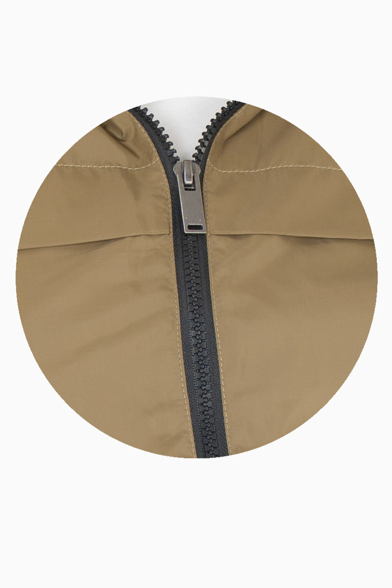 Chamarra rompevientos con bolsas y capucha