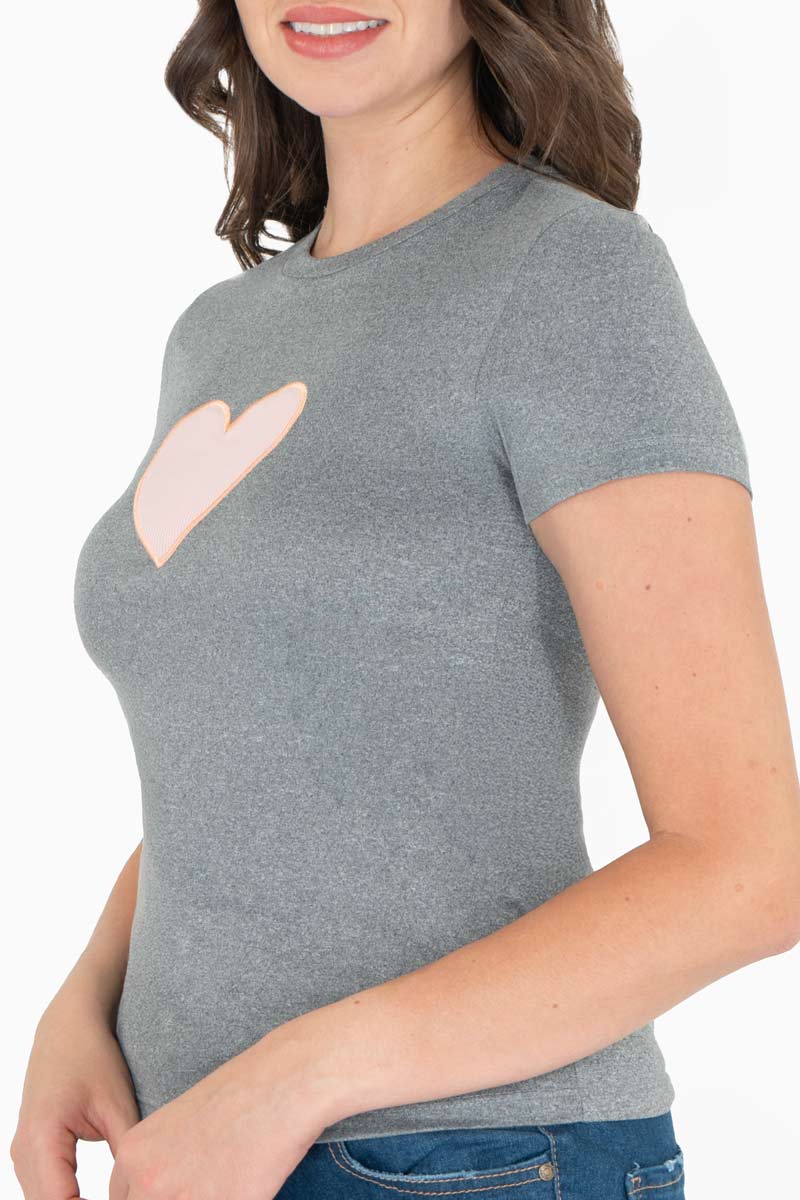 Playera manga corta con estampado de corazón