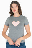 Playera manga corta con estampado de corazón
