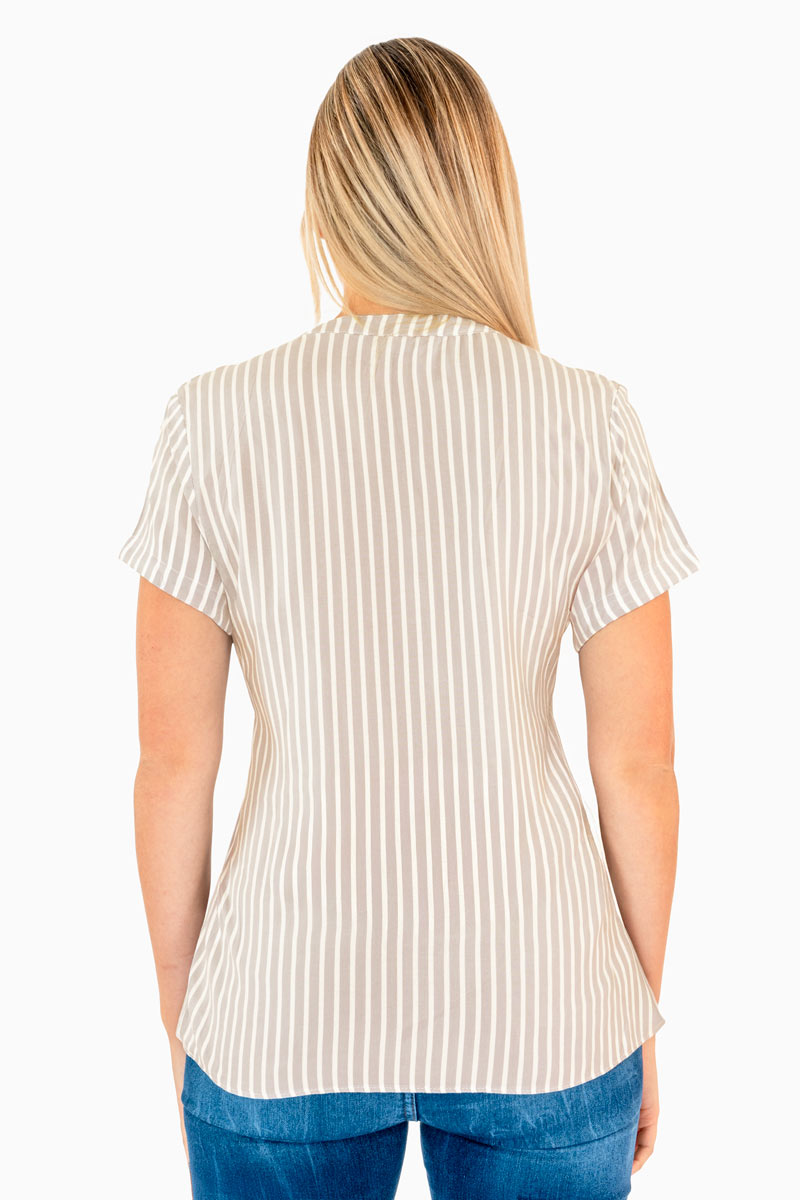 Blusa de rayas escote v con botones