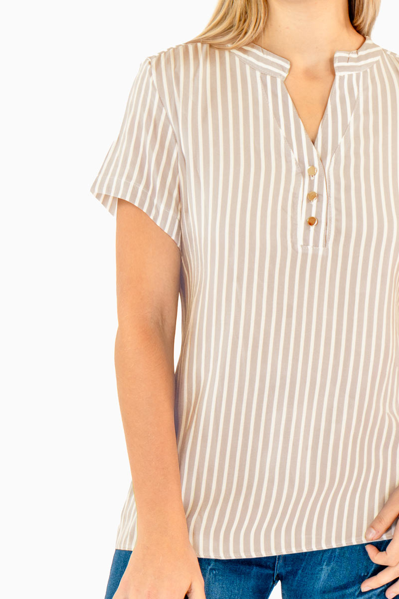 Blusa de rayas escote v con botones