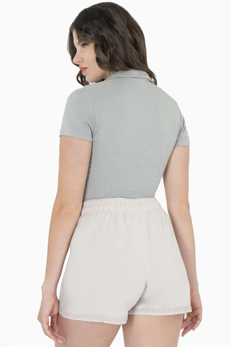 Short con resorte, jareta y detalle en dobladillo