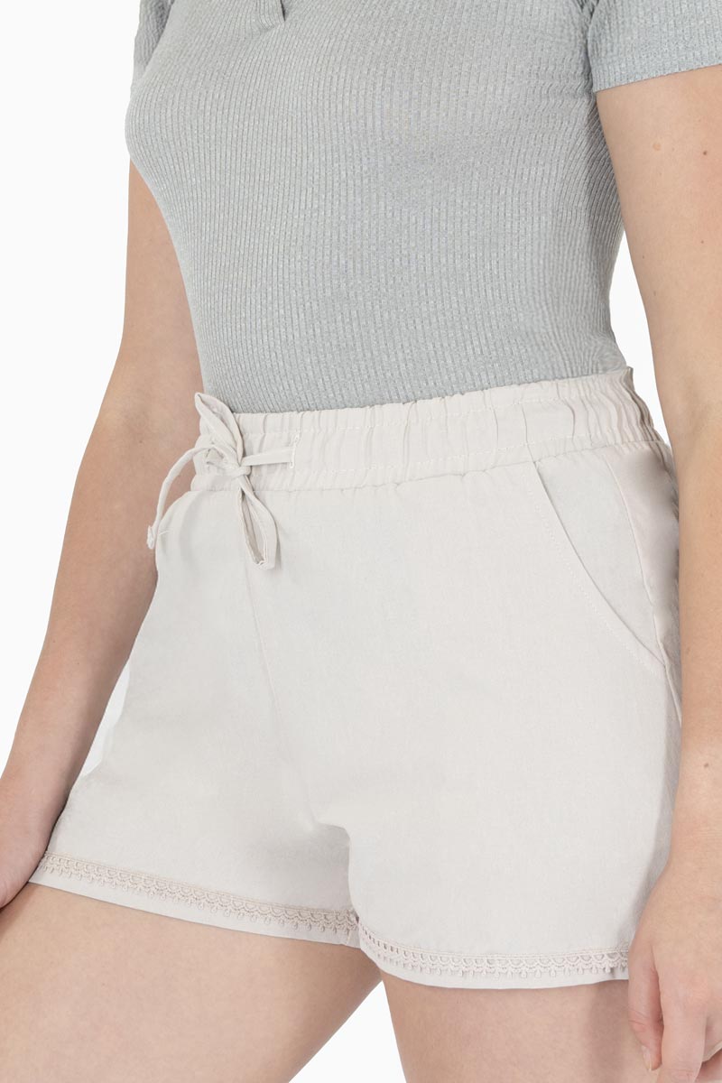 Short con resorte, jareta y detalle en dobladillo