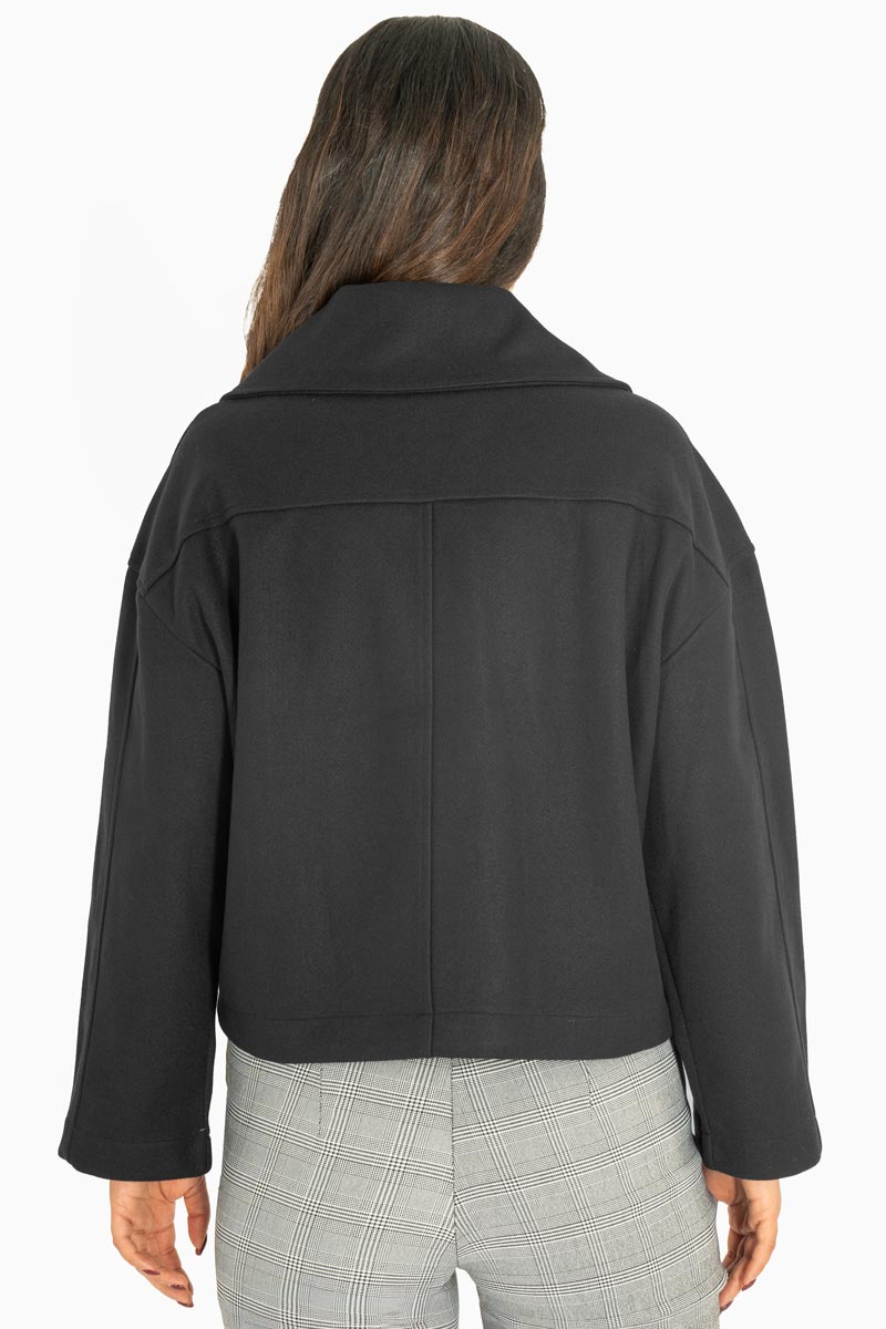 Abrigo corto con cruce y bolsillos