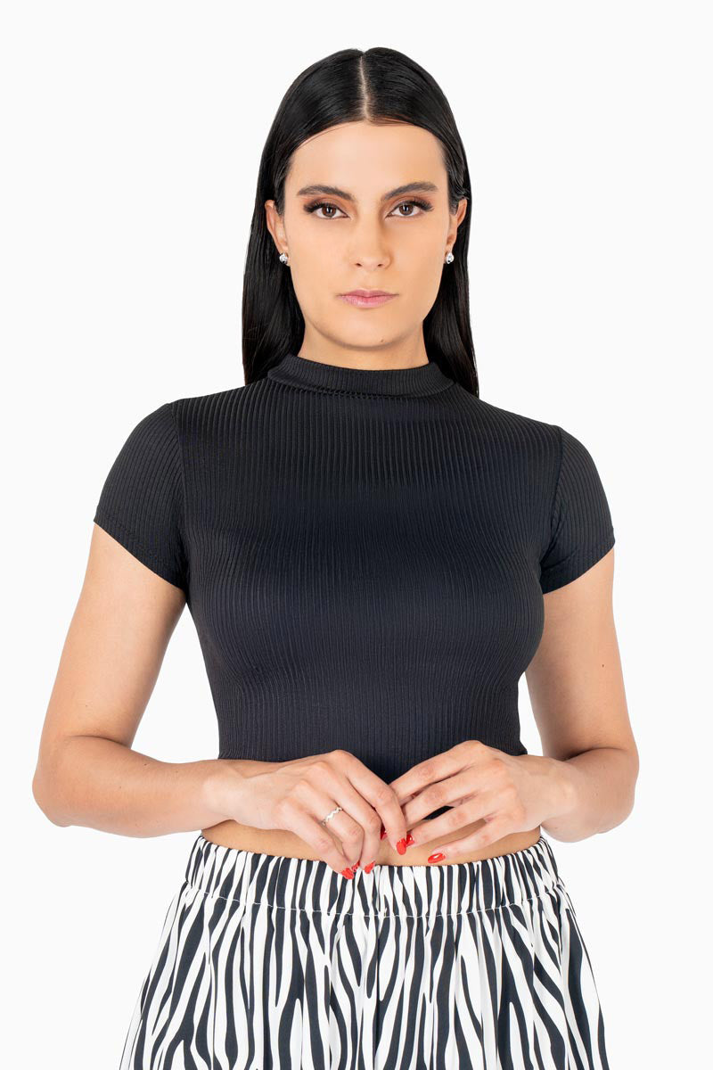 Playera manga corta y cuello alto