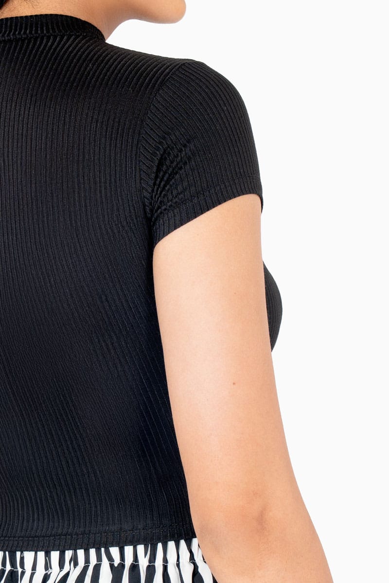 Playera manga corta y cuello alto