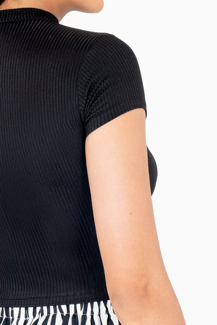 Playera manga corta y cuello alto