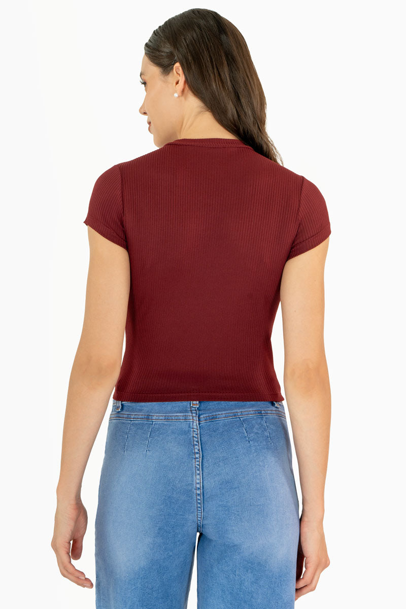 Playera de manga corta y cuello alto con textura