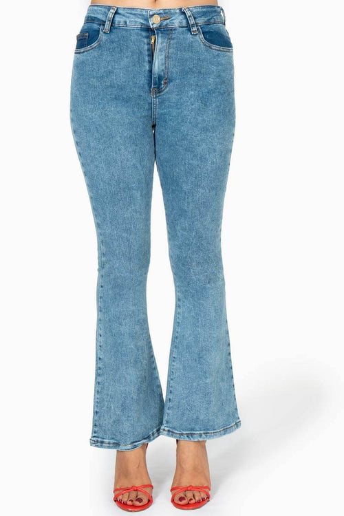 Jeans acampanado con bolsas