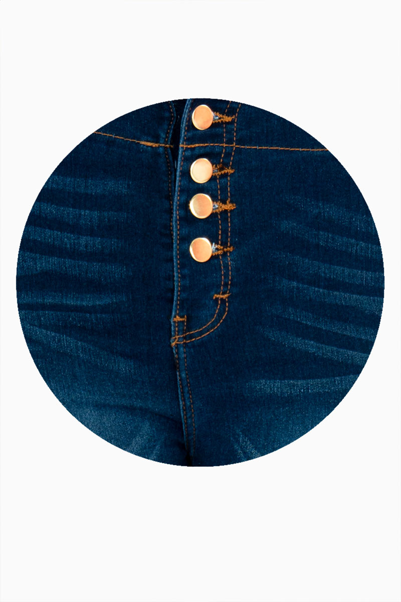 Jeans acampanados con 4 botones expuestos y bolsas