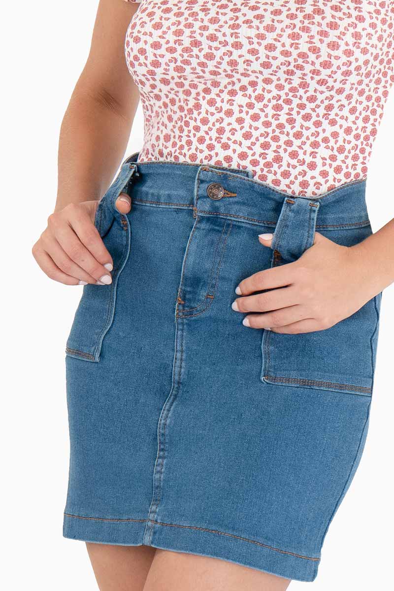 Falda de mezclilla con bolsas