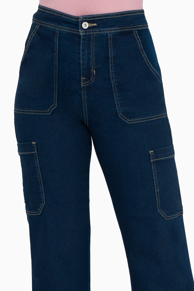 Jeans pierna ancha y bolsas cargo