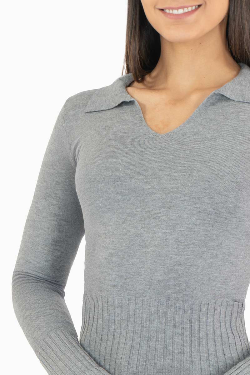 Suéter básico ligero con cuello camisero