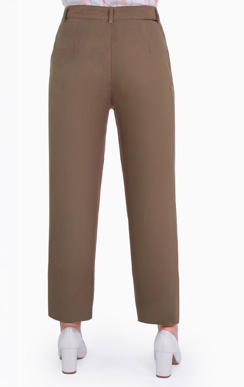 Pantalón recto con pretina y botones