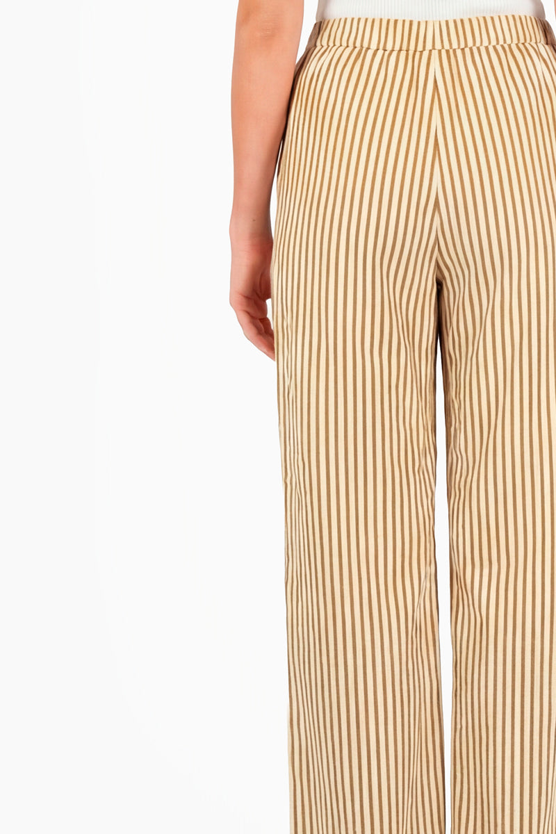 Pantalón ancho de rayas y bolsas