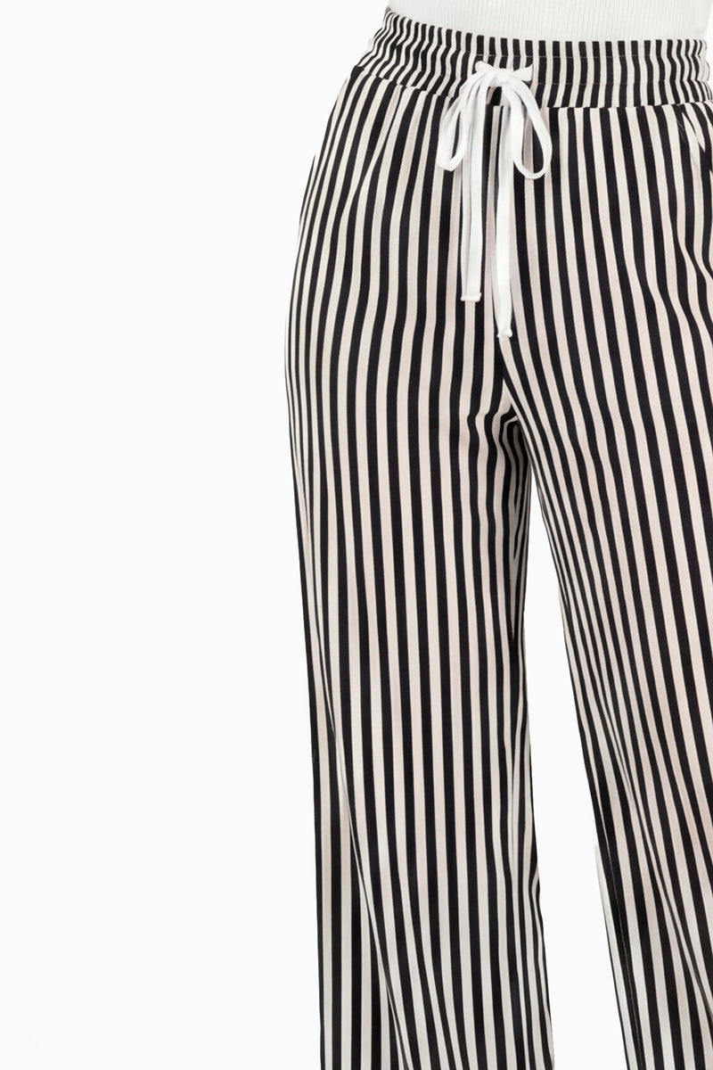 Pantalón ancho de rayas y bolsas