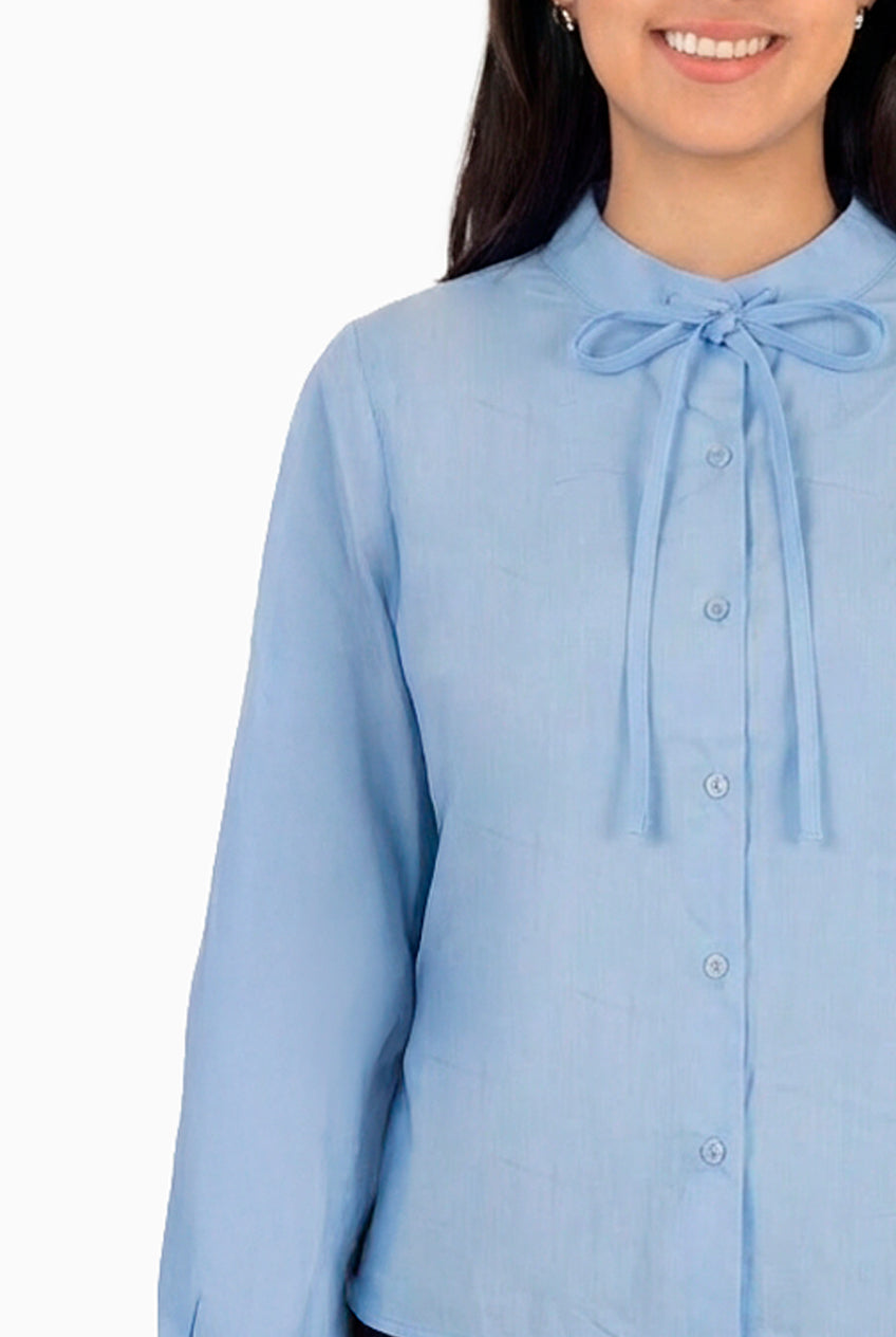 Camisa con detalle de moño en cuello
