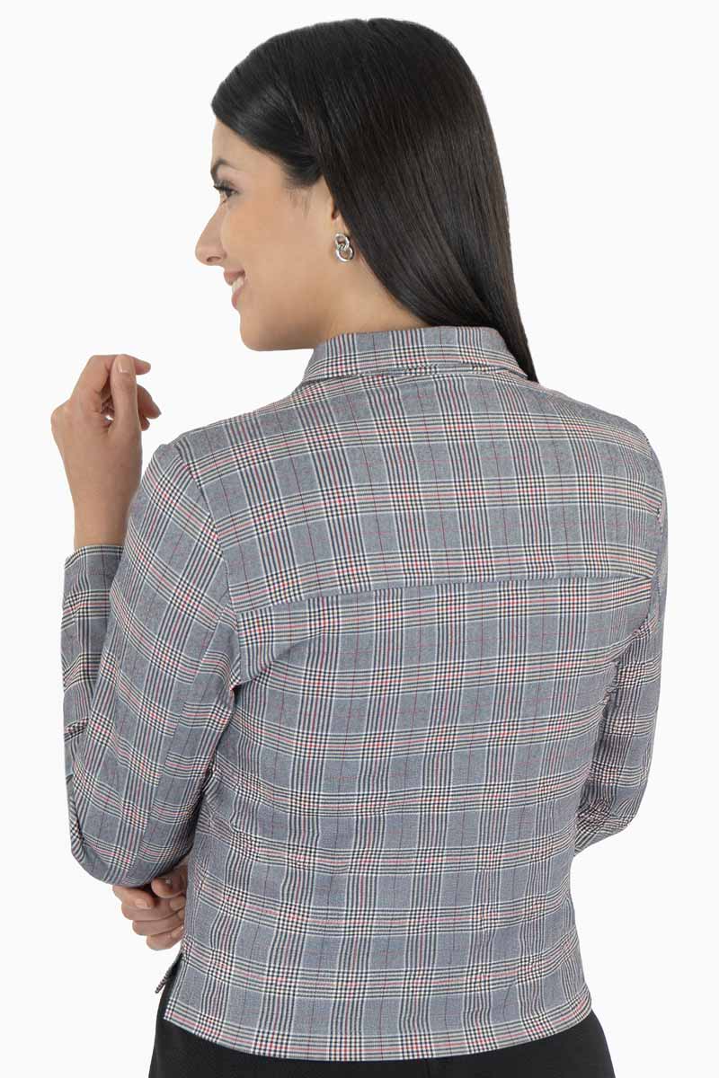 Chamarra de cuadros y bolsas delanteras