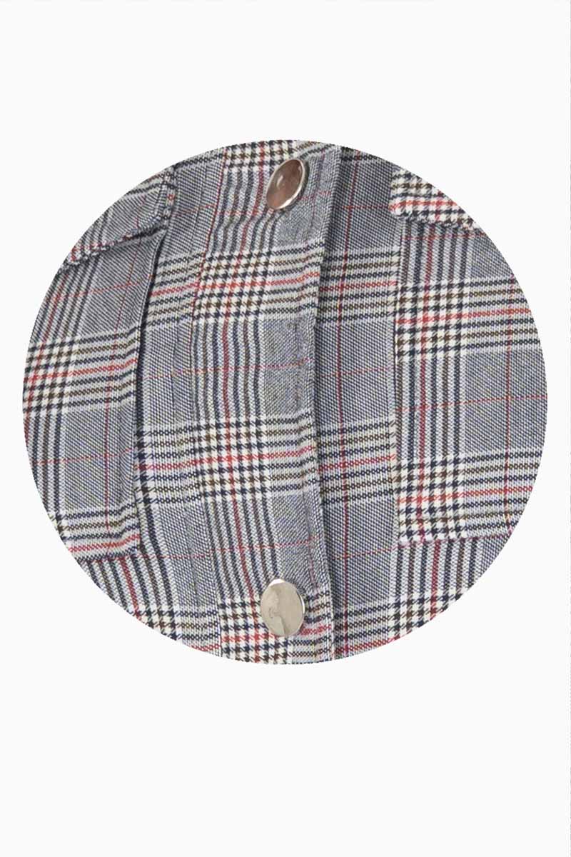 Chamarra de cuadros y bolsas delanteras