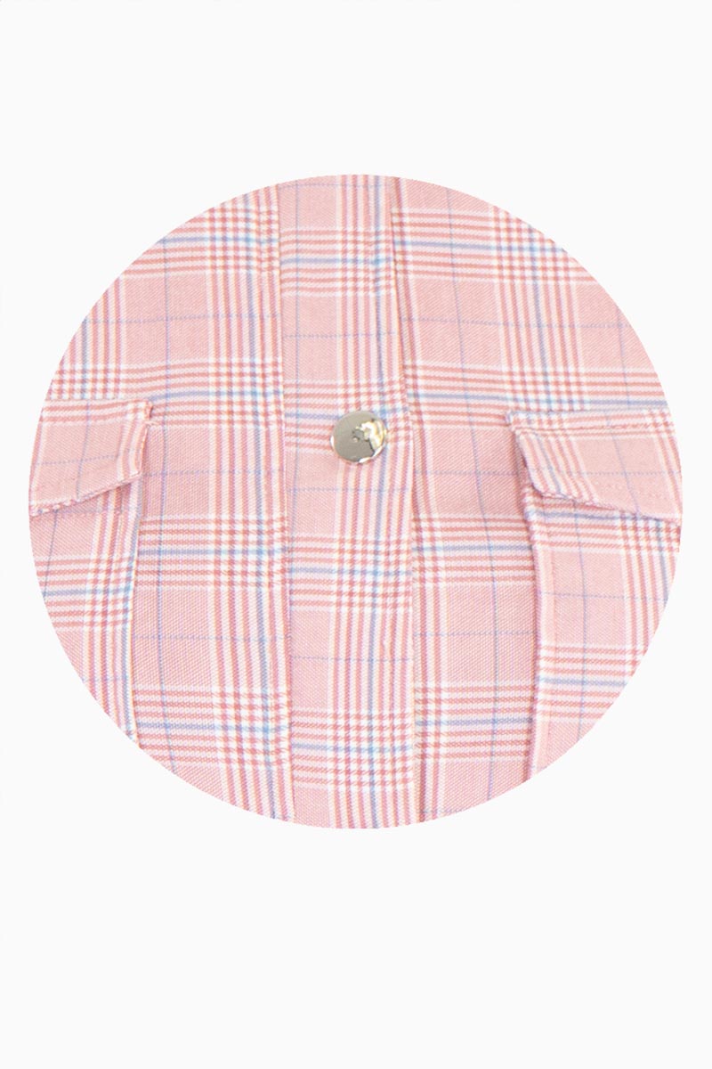 Chamarra de cuadros y bolsas delanteras