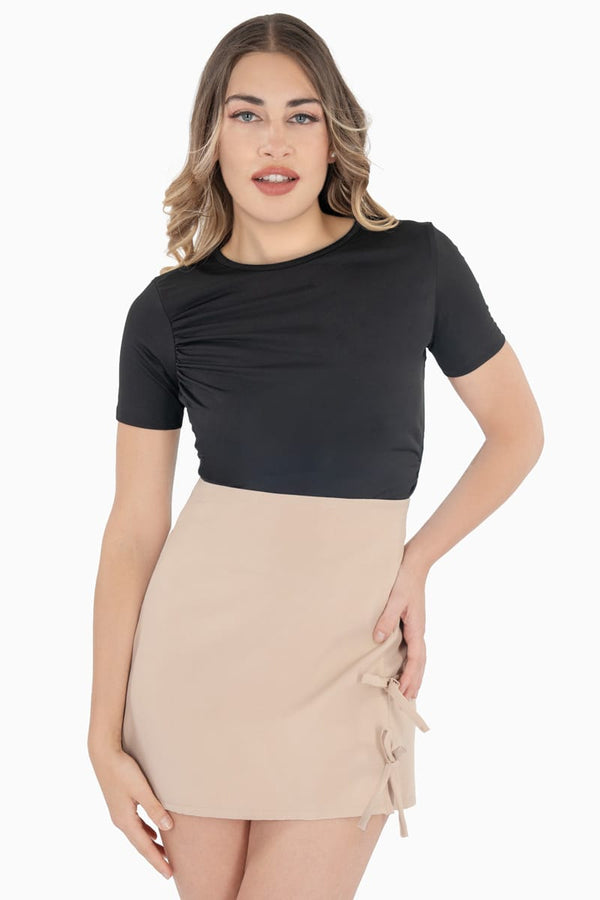Falda corta con moños en costado