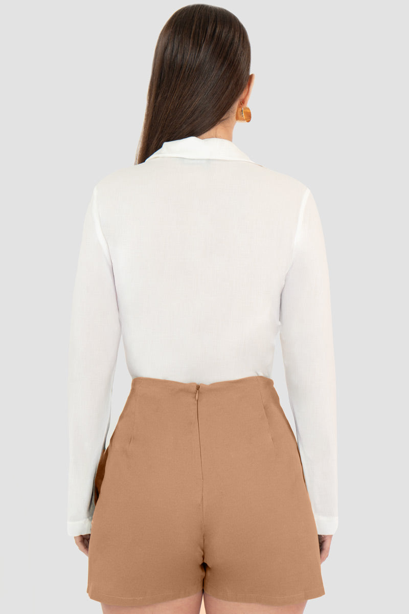 Short falda lisa con cruce